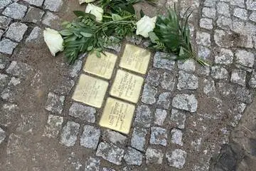 Verlegung von 19 Stolpersteinen