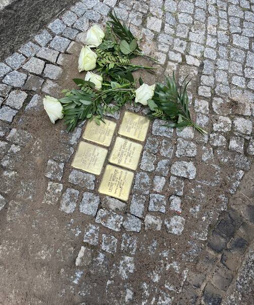 Verlegung von 19 Stolpersteinen