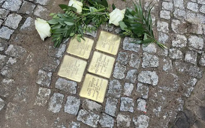 Verlegung von 19 Stolpersteinen